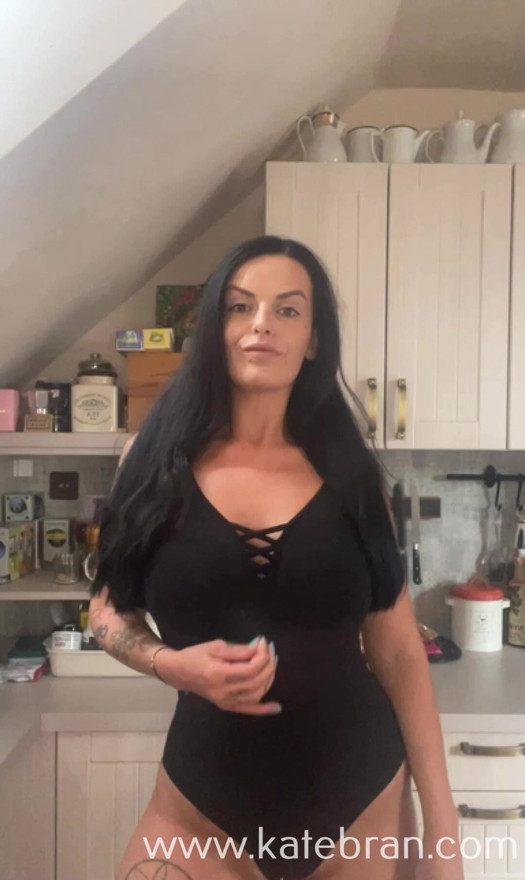 Una milf tetona te hará olvidar todos tus problemas. Kate Bran