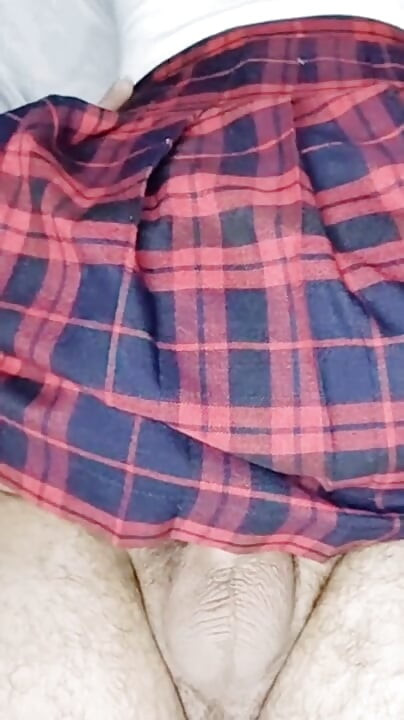 Pequeña Colegiala se folla al mejor amigo de papá para vengarse de él.