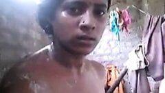 Dona de casa do norte da Índia tomando banho
