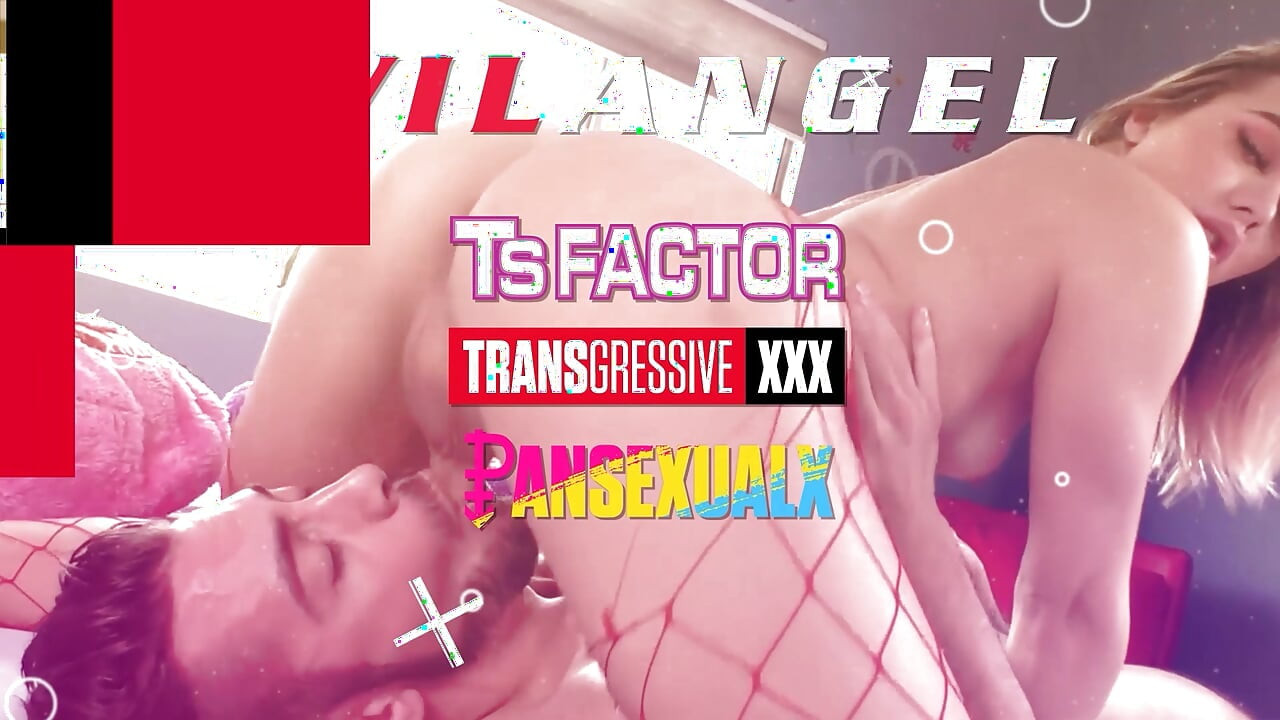 TRANSSEXUÁLNÍ ANGEL - Velký dívčí penis Evy Maxim propadá, zatímco tvrdý zadek je bušen