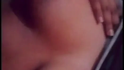 Seksi hintli kız arkadaş göğüslerini gösteriyor