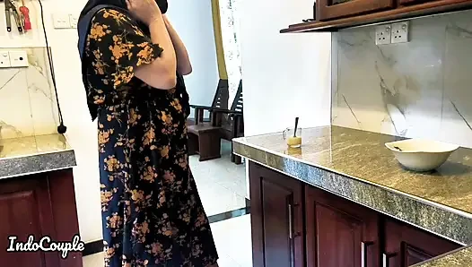 Temizlikci çock Asyalı orta yaşlı seksi kadından süt içmek istiyor