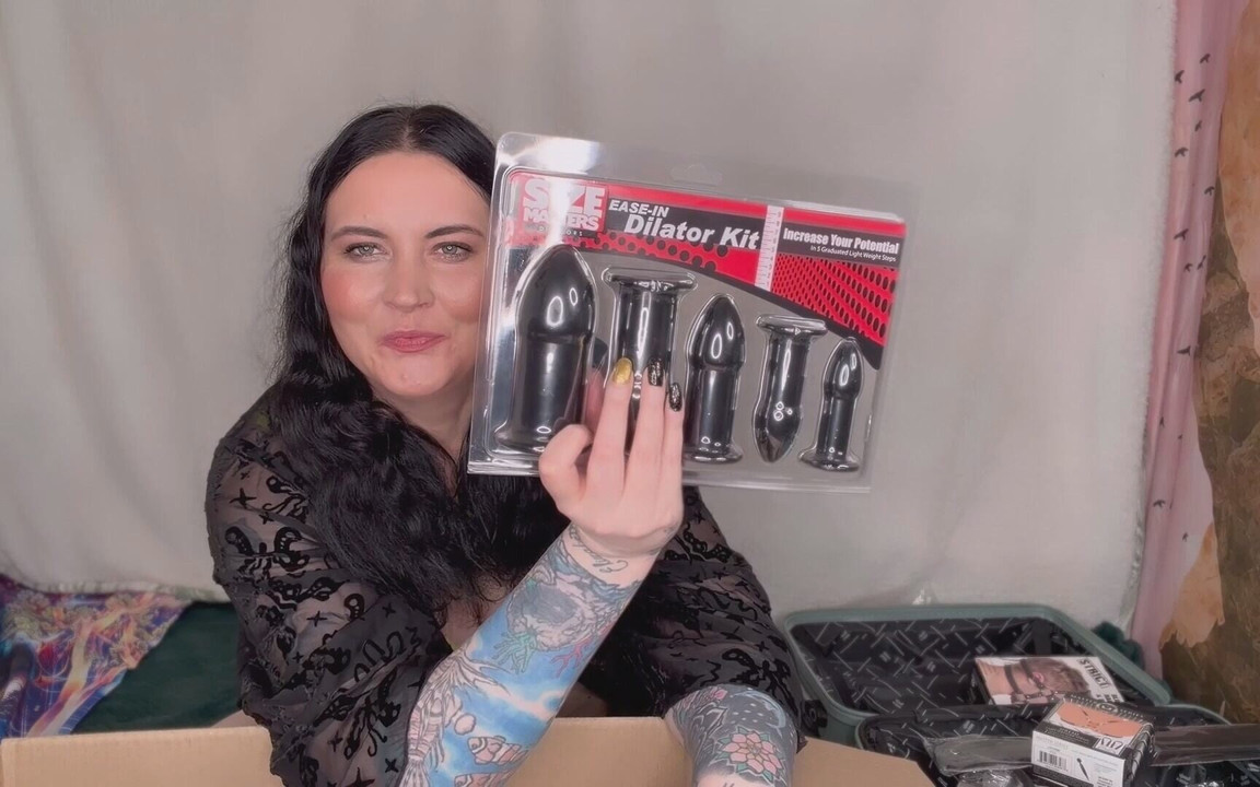 Bayan iki kadın bir erkek güncel ve yeni bdsm teçhizatını gösteriyor