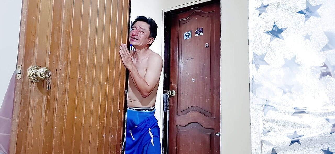 Pronalazim svoju prekrasnu, bujnu pokćerku u sobi i jebem je
