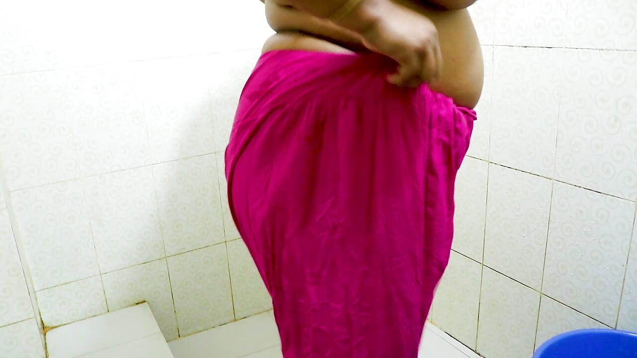 aunty bathing saban dea gosol desi bathroom