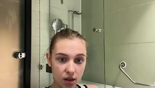 Jucielussie bermain di kamar mandi
