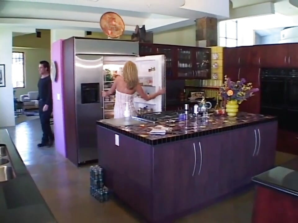 Seksi plavuša dominira sisanjem kurca i jebanjem pičke u lateks haljini