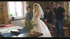 La madrina francese arrapata viene scopata in gruppo il giorno delle nozze