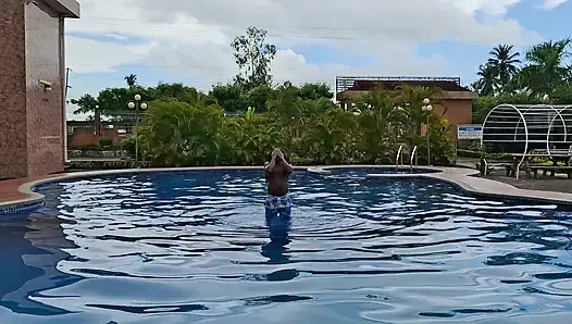 Cewek sange ini dientot habis-habisan sampai orgasme dua kali di kolam renang