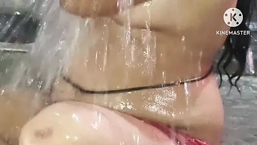 Hintli kadın banyosu