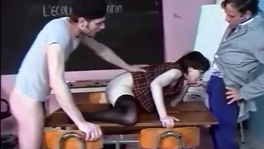Gadis remaja seksi dengan memek berbulu seks anal di seks threesome