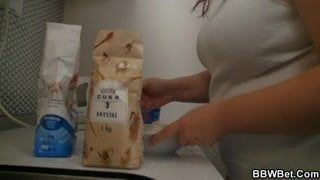 Garota gorda fode enquanto cozinha