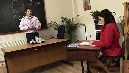 Брюнетка с большими сиськами в студенческой униформе наслаждается трахом в классе