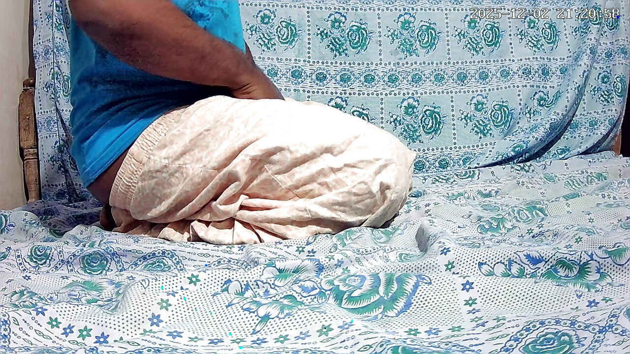 Azijski dečko drka u sobi 2865