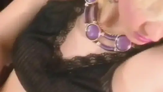 Fransız hatun kamerada mükemmel amcığıyla oynamayı seviyor