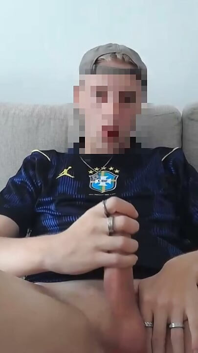 Irmão safado é flagrado batendo punheta depois do treino de futebol