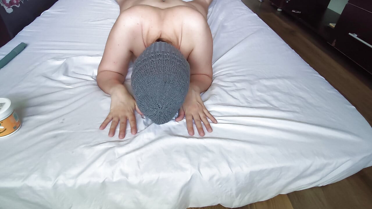 Une femme sexy s’entraîne à la maison nue.