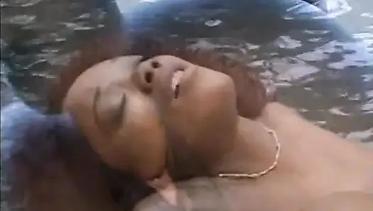 Memek cewek nakal kulit hitam ini dijilat dan dientot habis-habisan di air terjun
