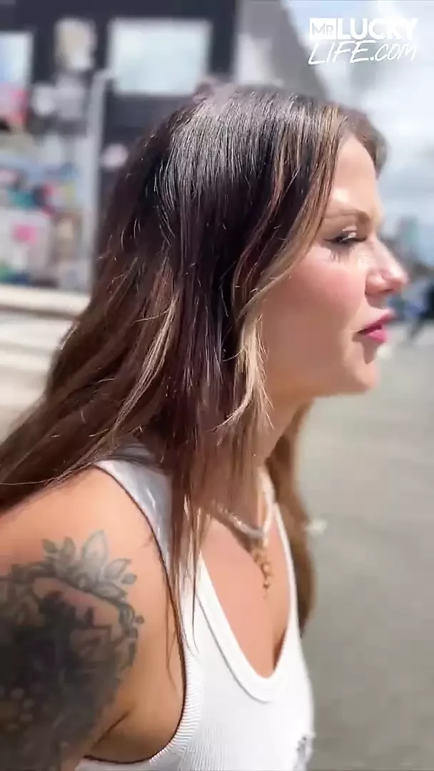 Nena británica Bella Mia va a Los Ángeles para una conexión