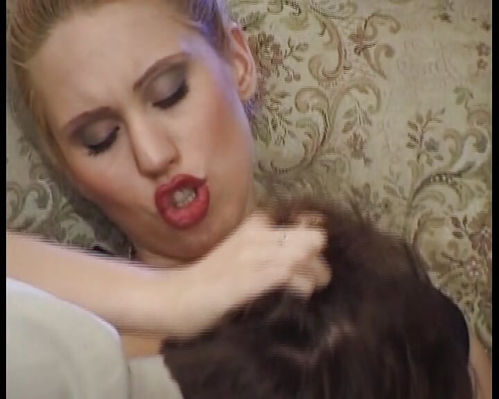 Wajah imut cewek hot jerman rambut pirang ini dicrot sperma hangat