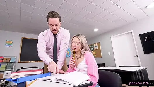 Домашнее животное учителя используют как игрушку для траха