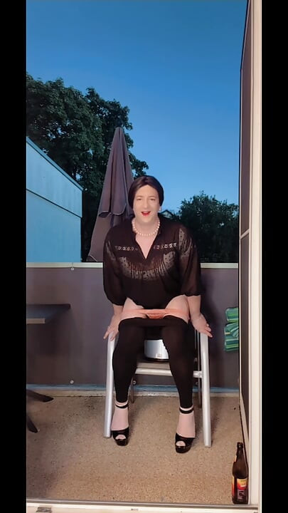 Sissy zadirkuje i jaše dildo na balkonu