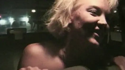 Versaute Taxifahrt: Heiße Abenteuer mit blonder Schönheit