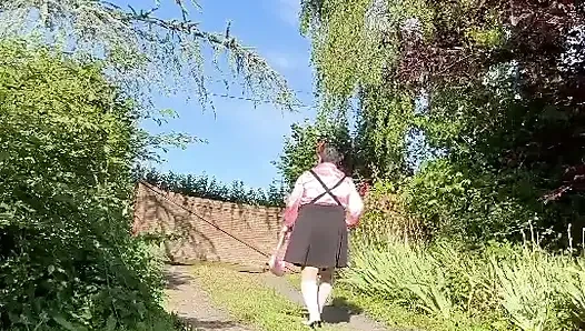 Dışarıda bir akşam için küçük strappy etekli giyinmiş