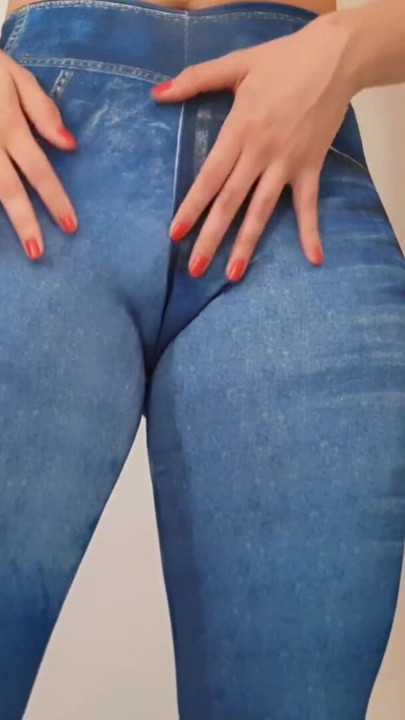 Hot girl trying on fitness leggings | Clip 1