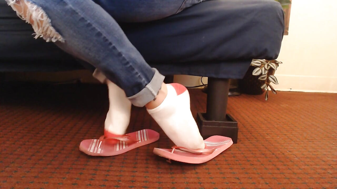 Shoeplay sandal jepit merah muda dengan kaus kaki