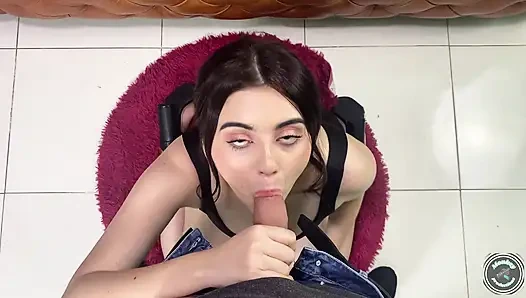 Колумбийка сосет и принимает член