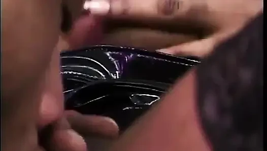 Kontol hitam besar menghancurkan memek pada cewek ebony seksi