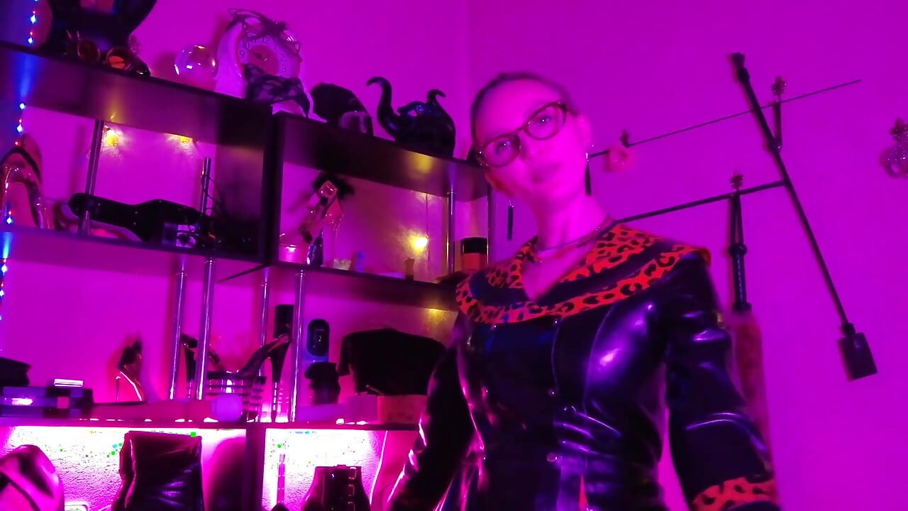 Crvena gumena fetiš femdom lateks gospodarica fetiš BDSM remen štikle dominatrix