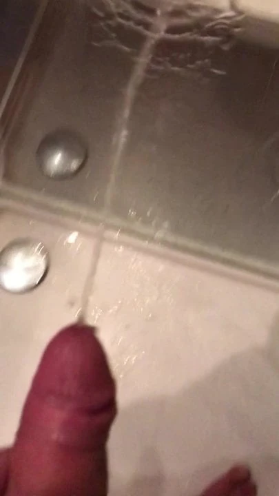 Pissen in der Dusche