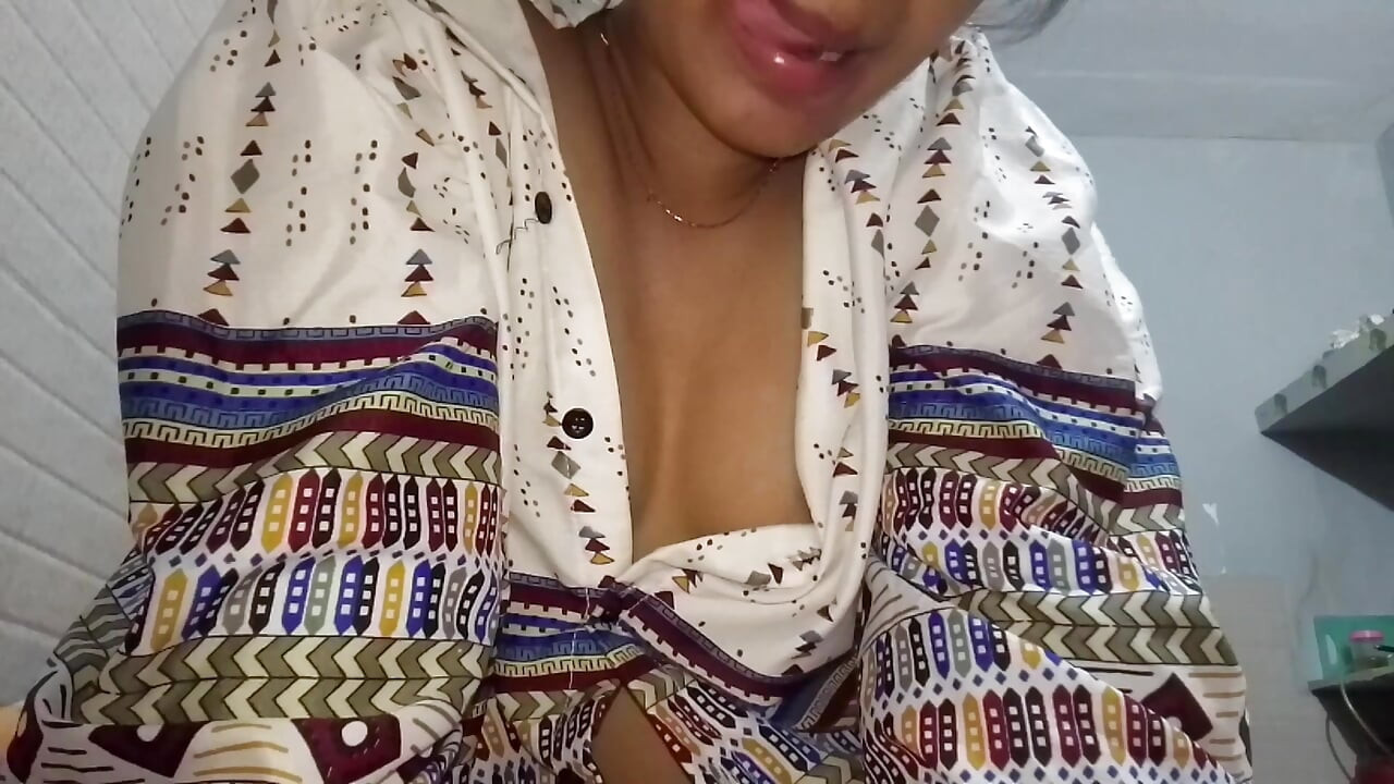 INDIAN BEAUTY QUEEN SHOWING HER BODY TO BOYFRIEND ACCIDENTLY VIDEO  GOME ON INTERNET