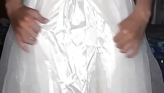 Saten gelinlik üzerinde döl akıyor