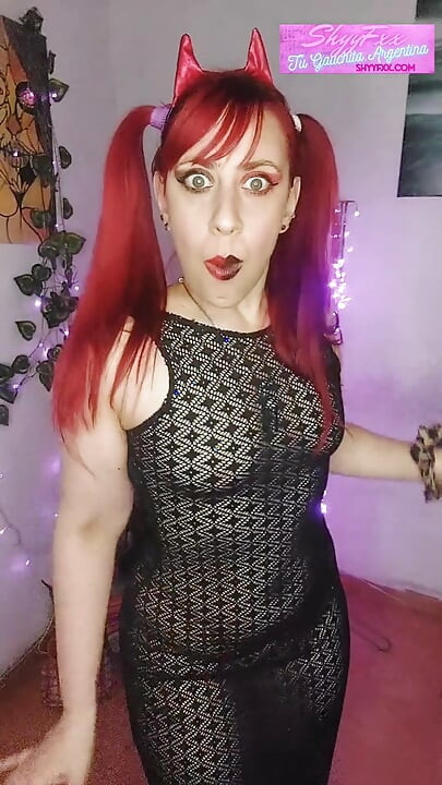 ¡La bruja gauchita completa un ritual de feminización con la ayuda de más allá! Feminización humillada