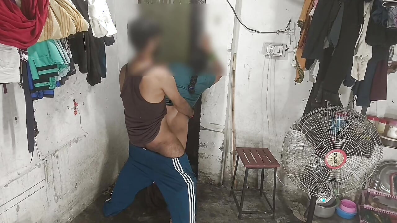 Geceleri üvey erkek kardeşinin odasında Jake Hintçe ses kaydı