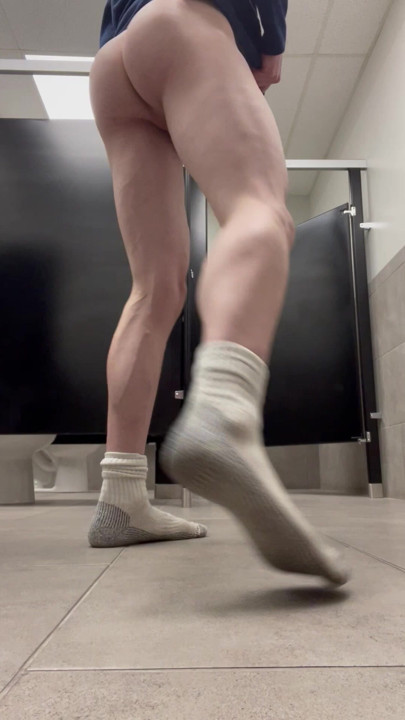 Just shaking my butt a little bit hope you like it 😊