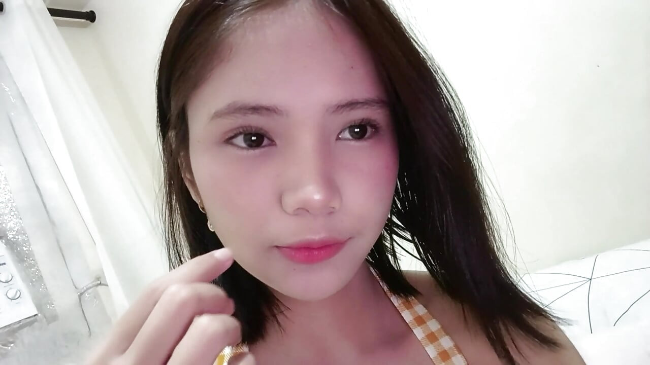 सौतेली बहन सौतेले भाई के साथ बिस्तर साझा करती है और वे इतनी जोरदार बॉन्डिंग करते हैं