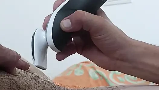 Mencukur memek berbulu istriku