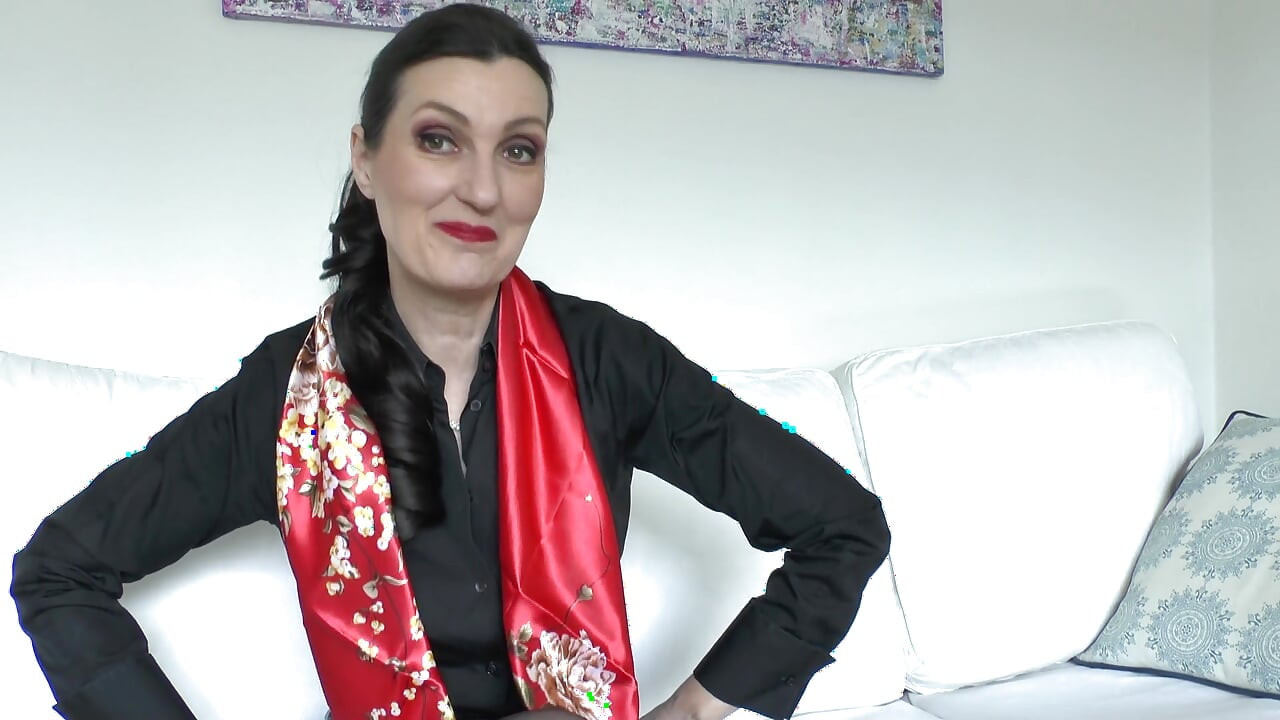 Kırmızı Saten ve Azgın Penis Emme ve Kumaşla Mastürbasyon Üvey Teyze, Lady Victoria Valente'ye