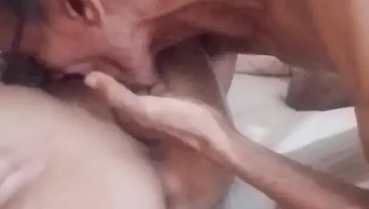 Когда он приходит в киску. Мои принципы, сначала съешь ее киску, а также сперма, каждая женщина нуждается и хочет это