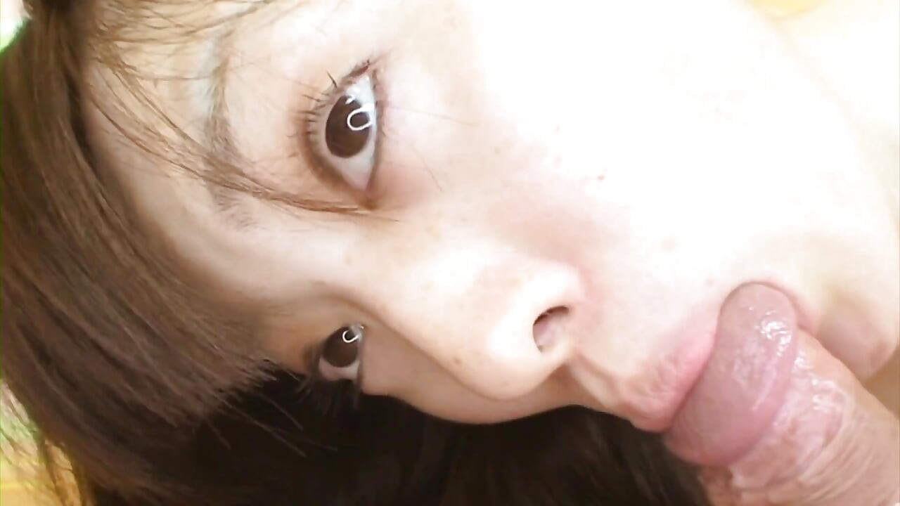 털이 무성한 일본 창녀가 쪼이는 날치기로 자지를 즐긴다