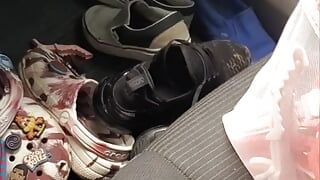 mecânico viu sapatos no assoalho nu em seu caminhão