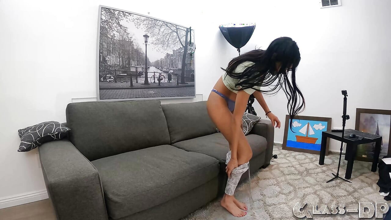 Pequena latina estrela pornô começou a foder e chupar no meu sofá