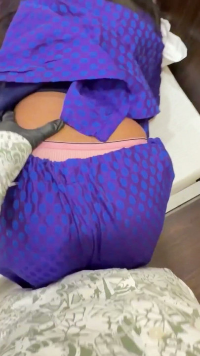 DESI ROOM SERVICE ! Hotelmeid Aishu neukt gast en maakt een puinhoop in de kamer Hindi hardcore Indiase seks | Clip 1