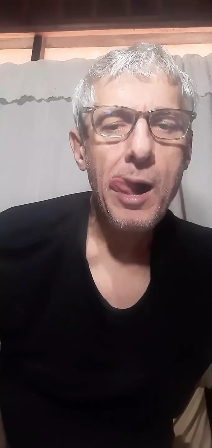 Un baiser romantique torride avec ma bouche et ma langue, faisons-le ensemble.