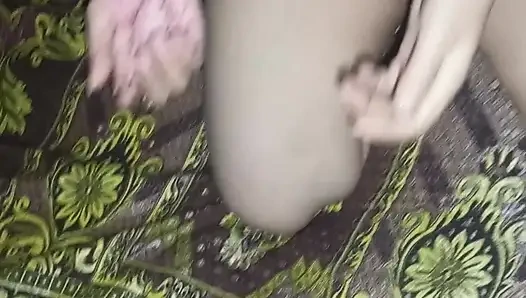 Sana si cewek hamil 8 bulan nyepong kontol pakai lingerie dan bra merah muda bagian 2