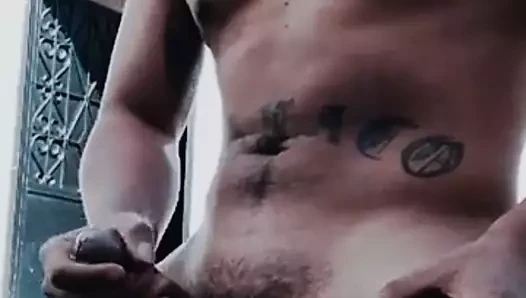 Guatemalan porn video – Latino straight man jerks off in the backyard